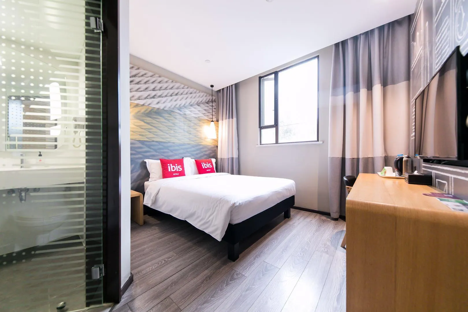 Ibis Shanghai Gubei 3*,  China