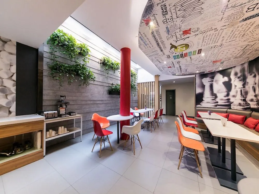 Ibis Shanghai Gubei 3*,